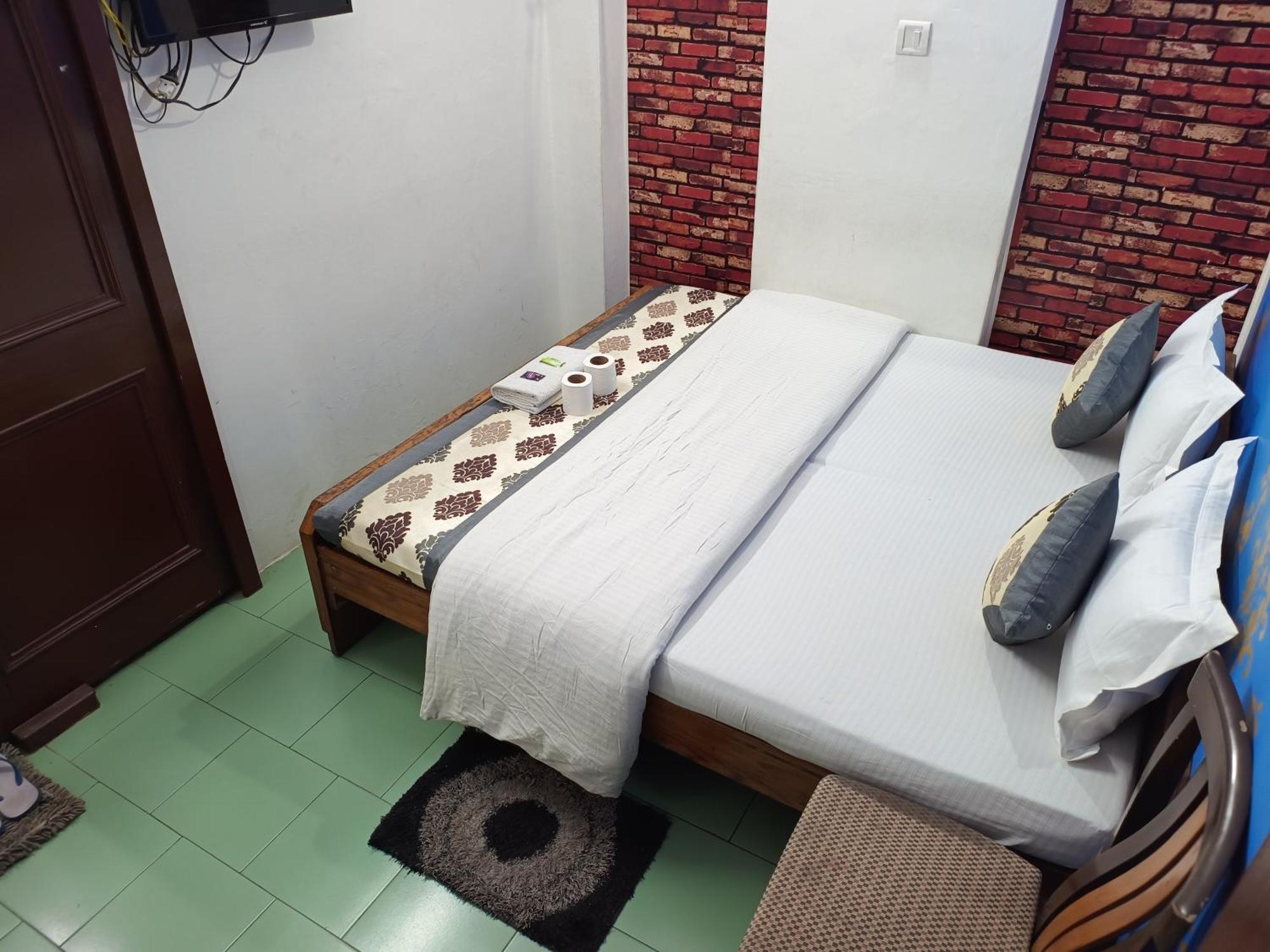 Hotel Majors Den Нью-Дели Экстерьер фото