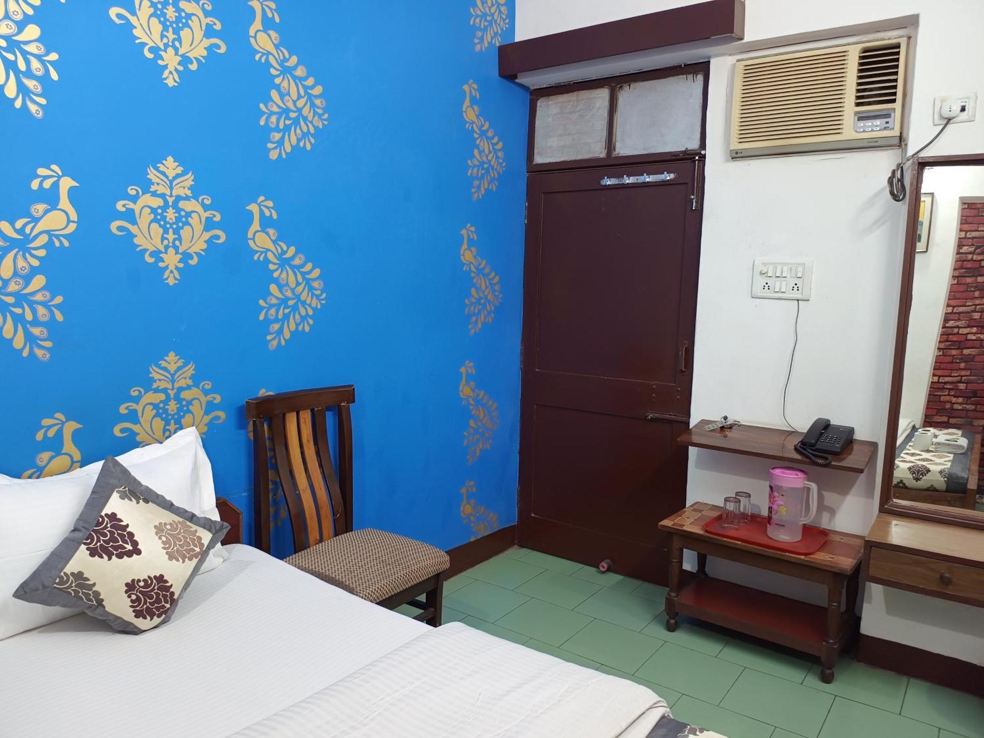 Hotel Majors Den Нью-Дели Экстерьер фото