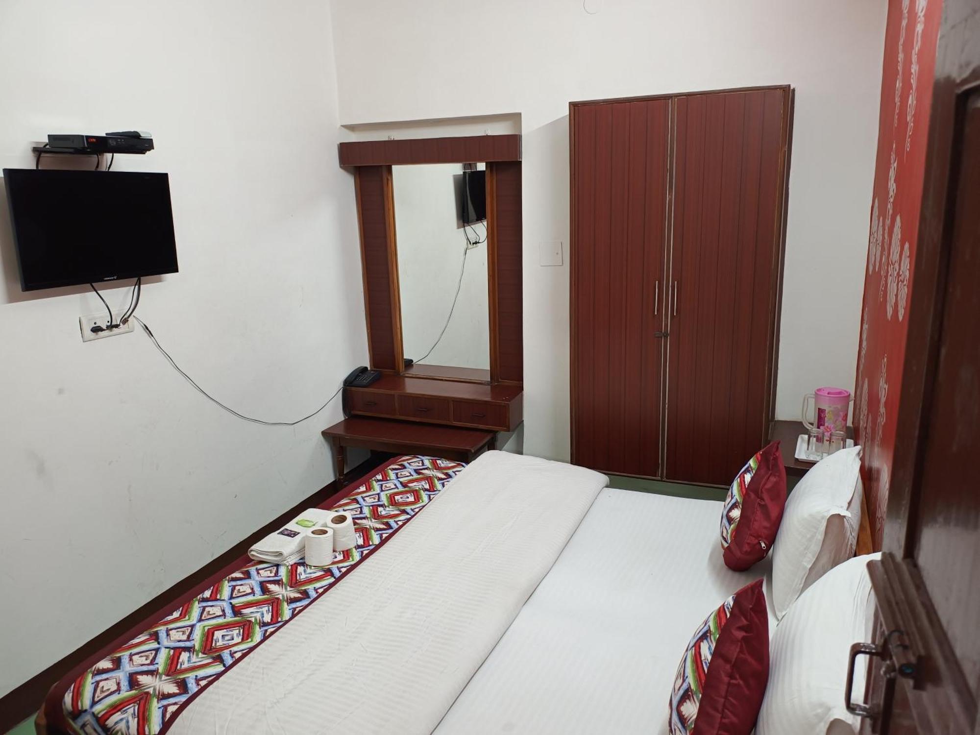 Hotel Majors Den Нью-Дели Экстерьер фото
