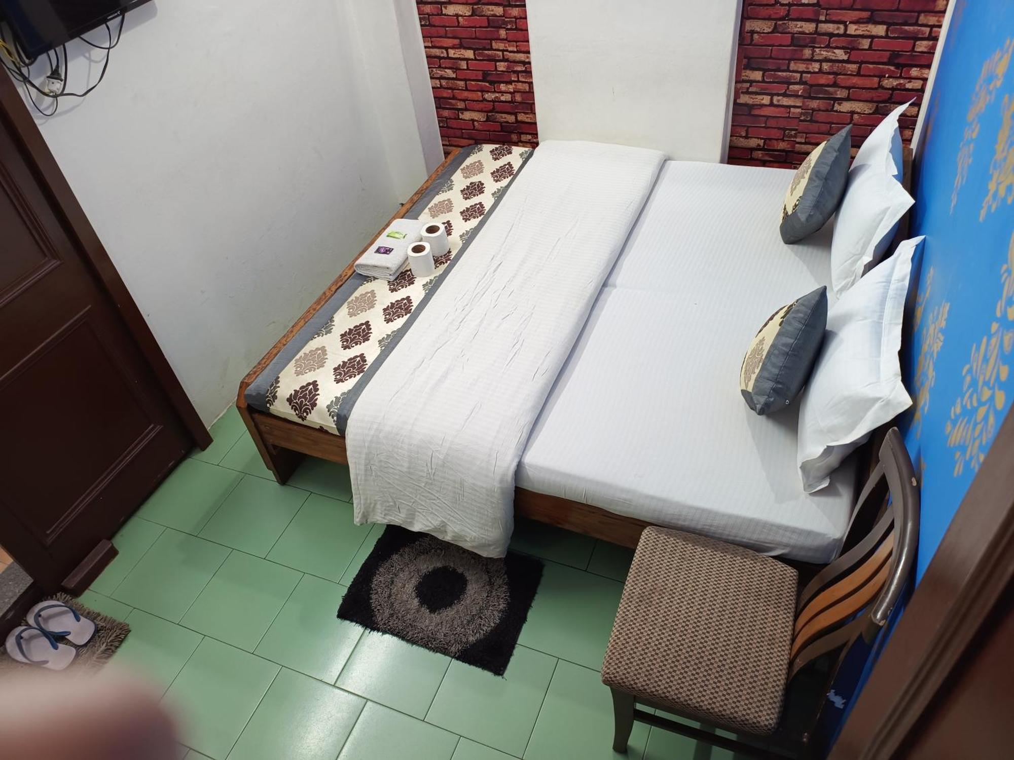 Hotel Majors Den Нью-Дели Экстерьер фото