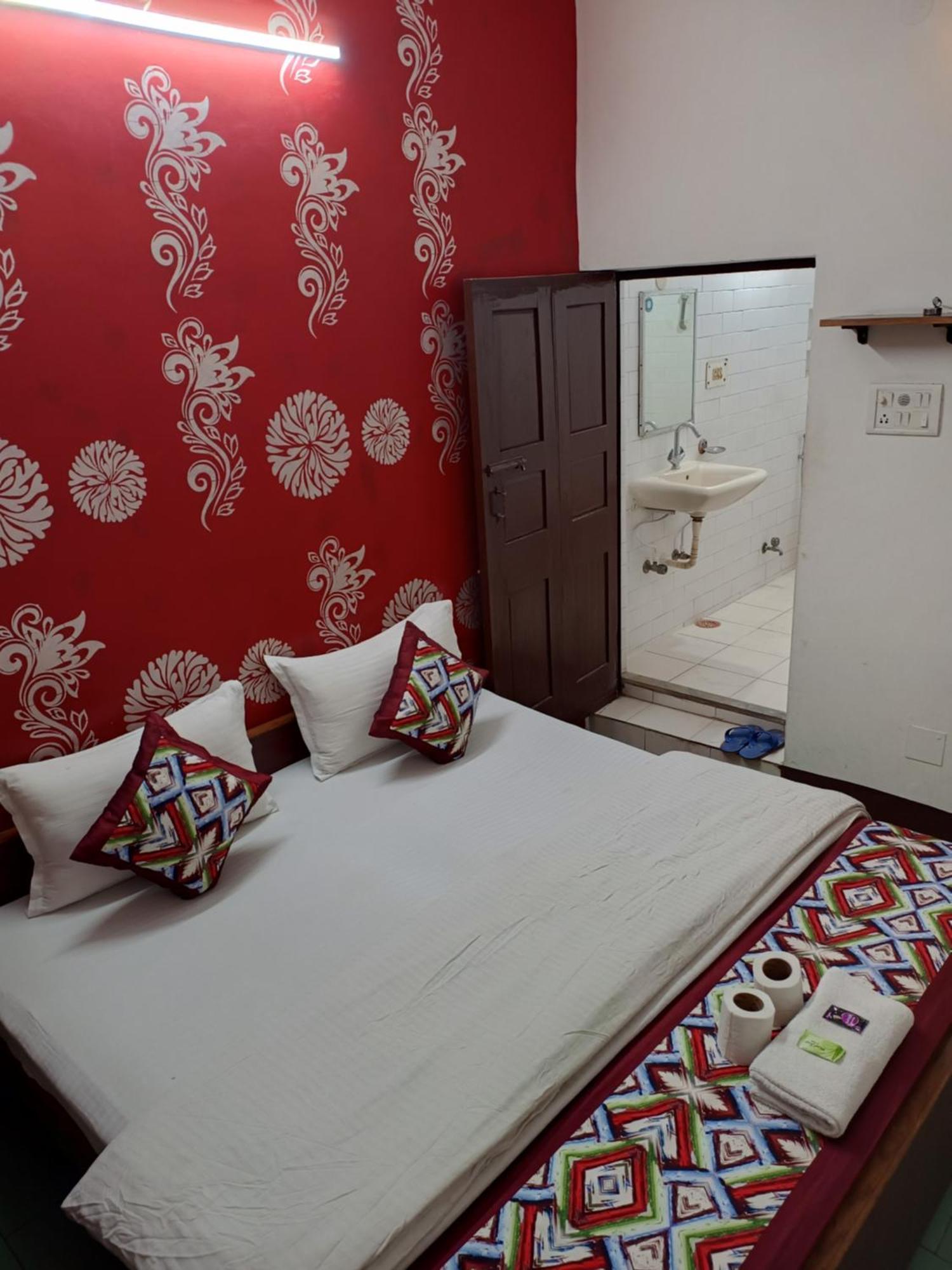 Hotel Majors Den Нью-Дели Экстерьер фото