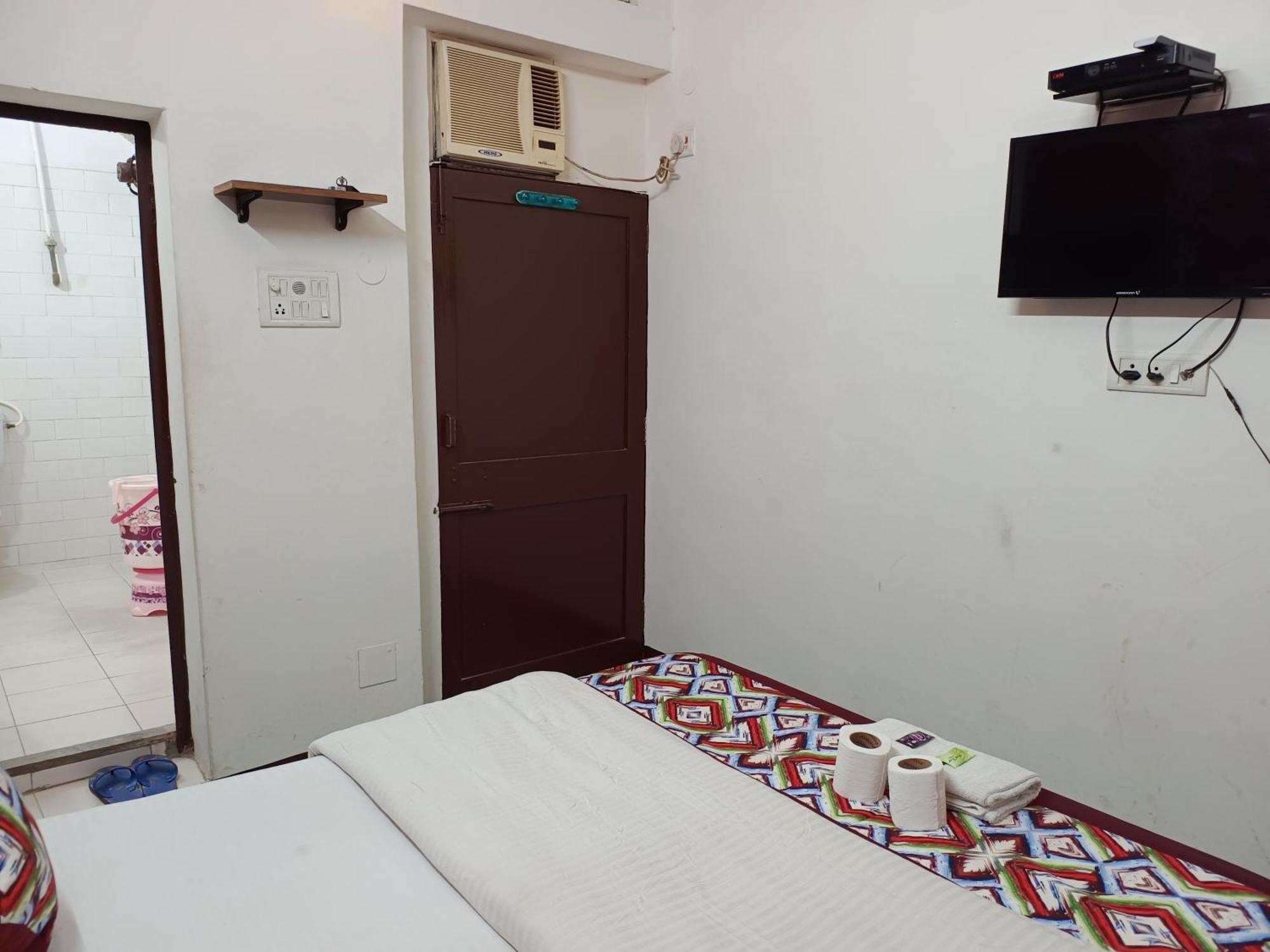 Hotel Majors Den Нью-Дели Экстерьер фото