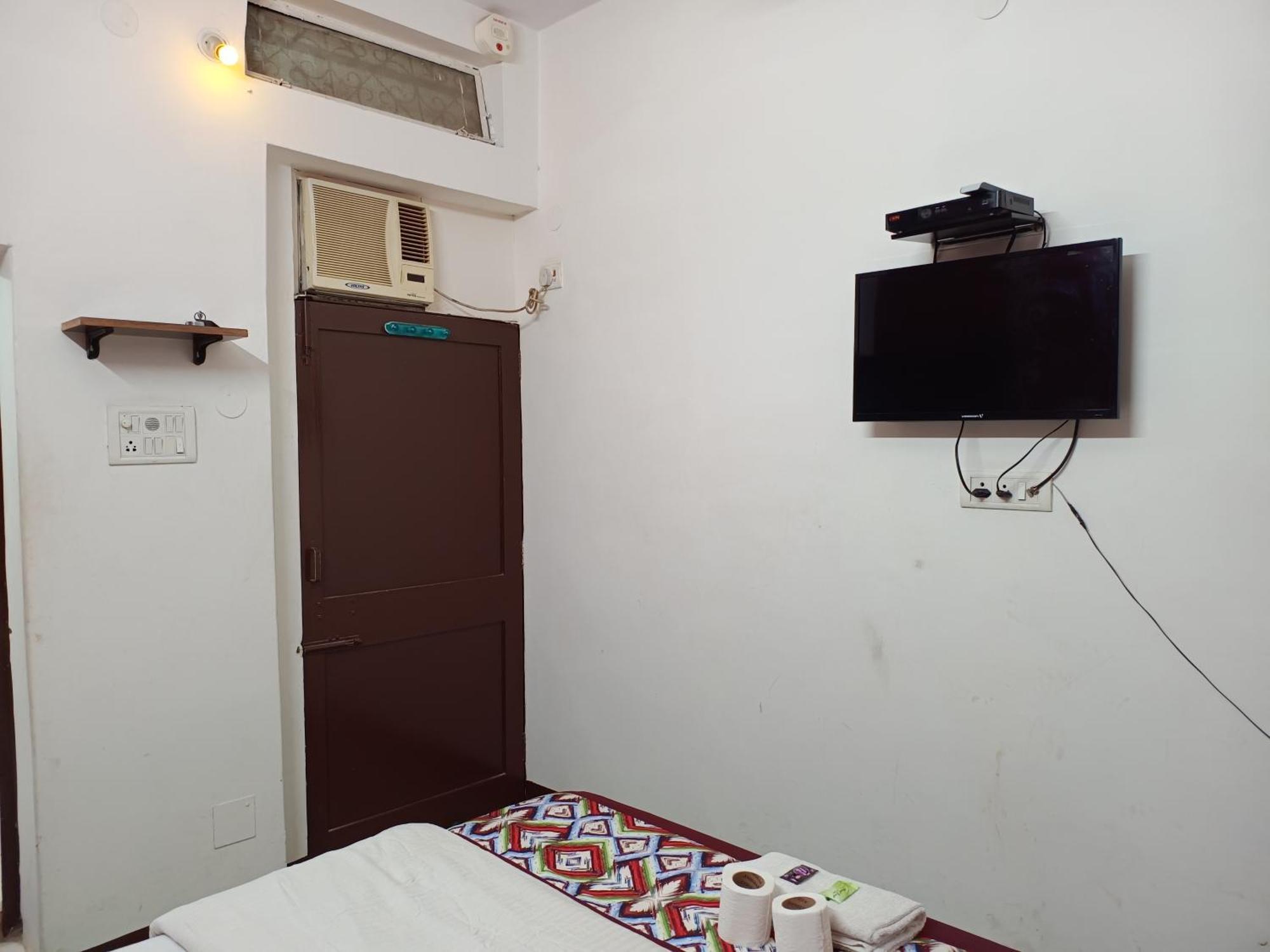 Hotel Majors Den Нью-Дели Экстерьер фото