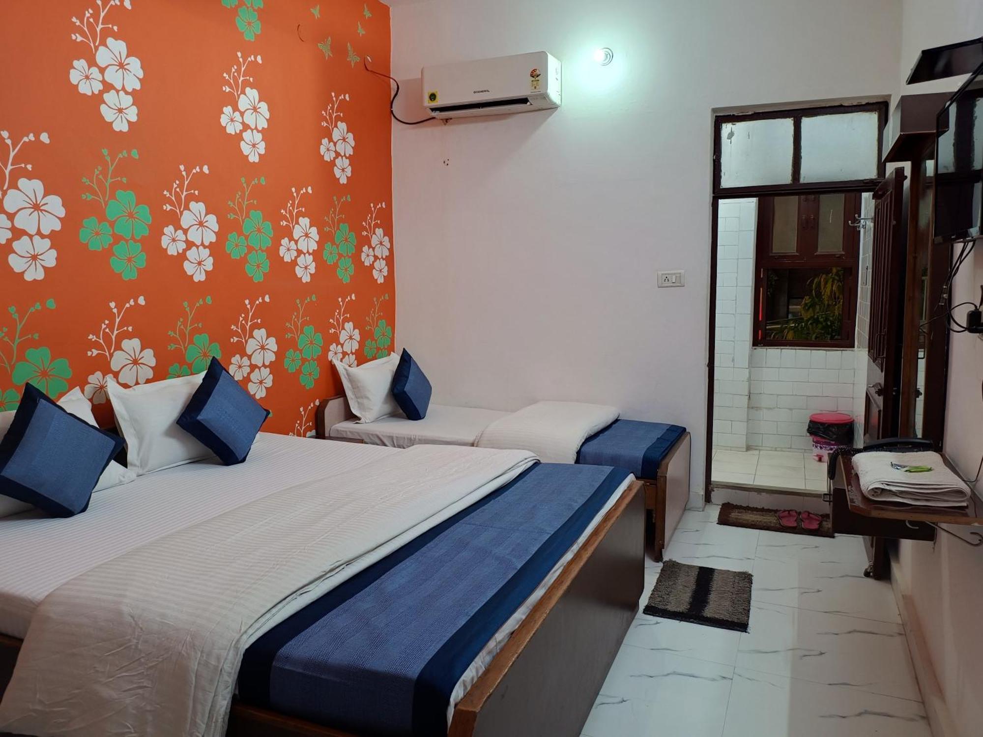 Hotel Majors Den Нью-Дели Экстерьер фото