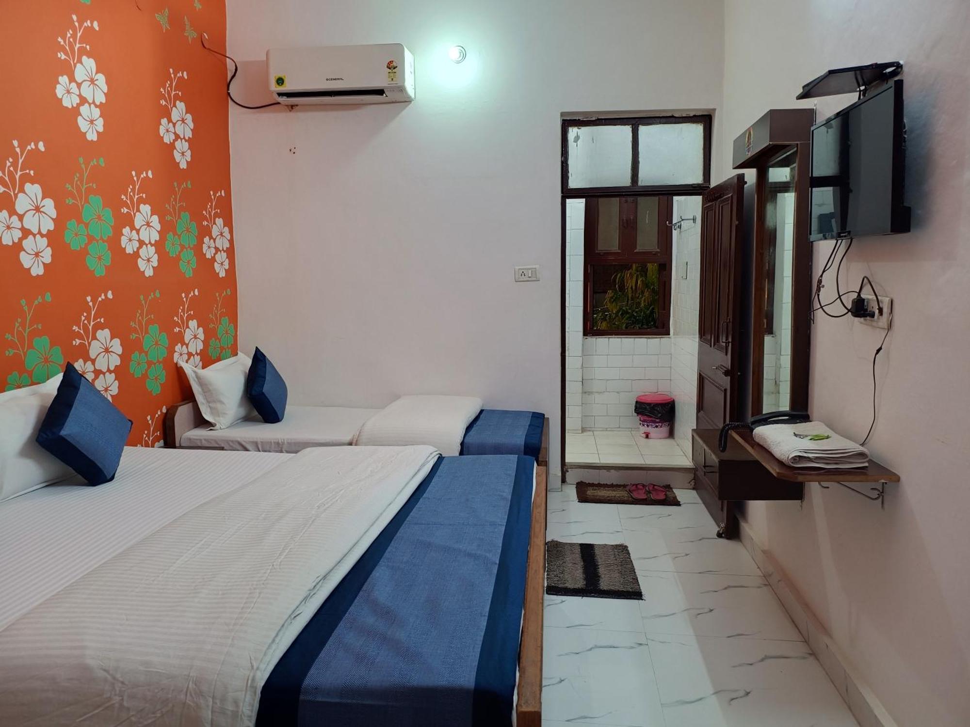 Hotel Majors Den Нью-Дели Экстерьер фото