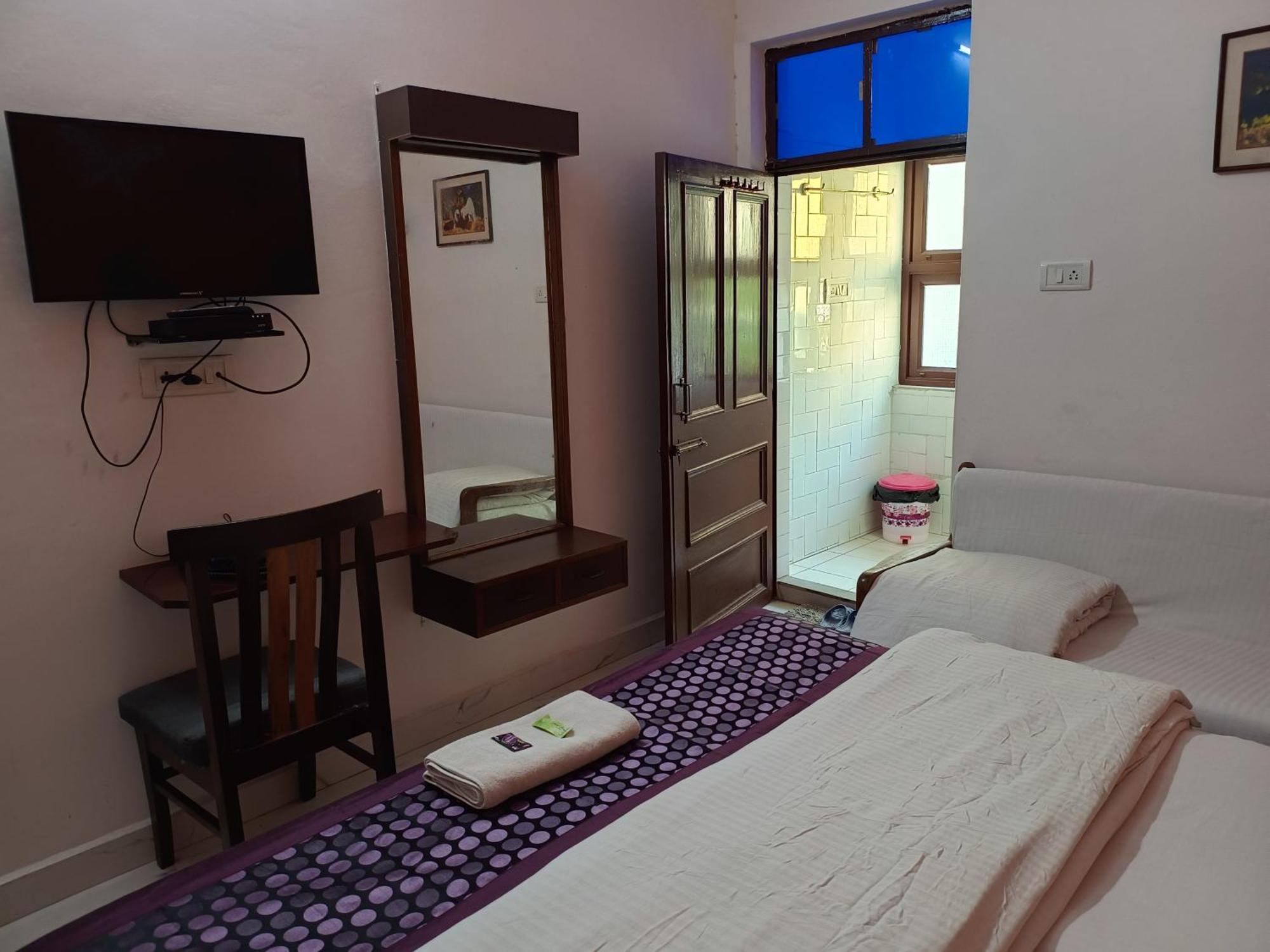 Hotel Majors Den Нью-Дели Экстерьер фото