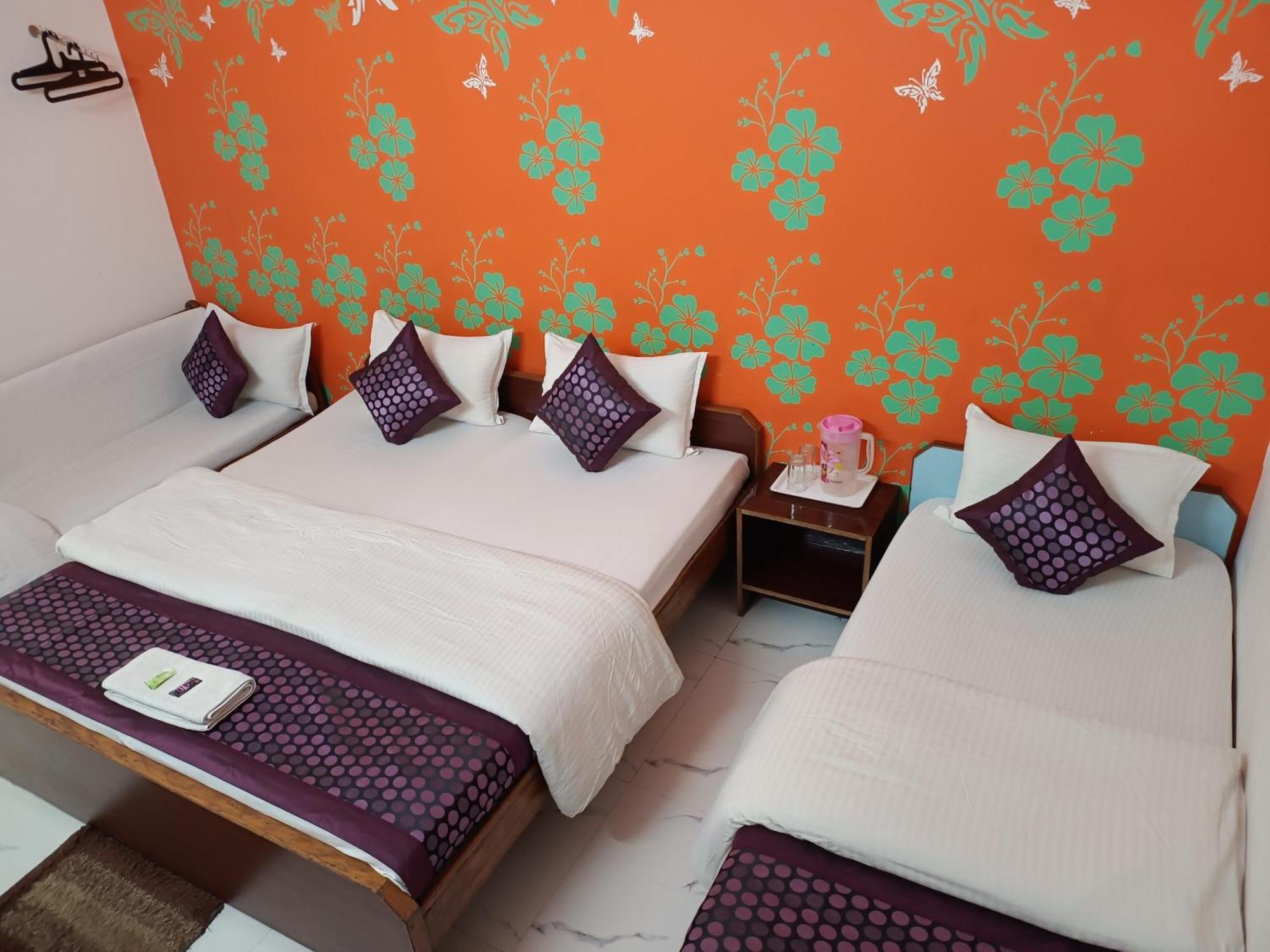 Hotel Majors Den Нью-Дели Экстерьер фото