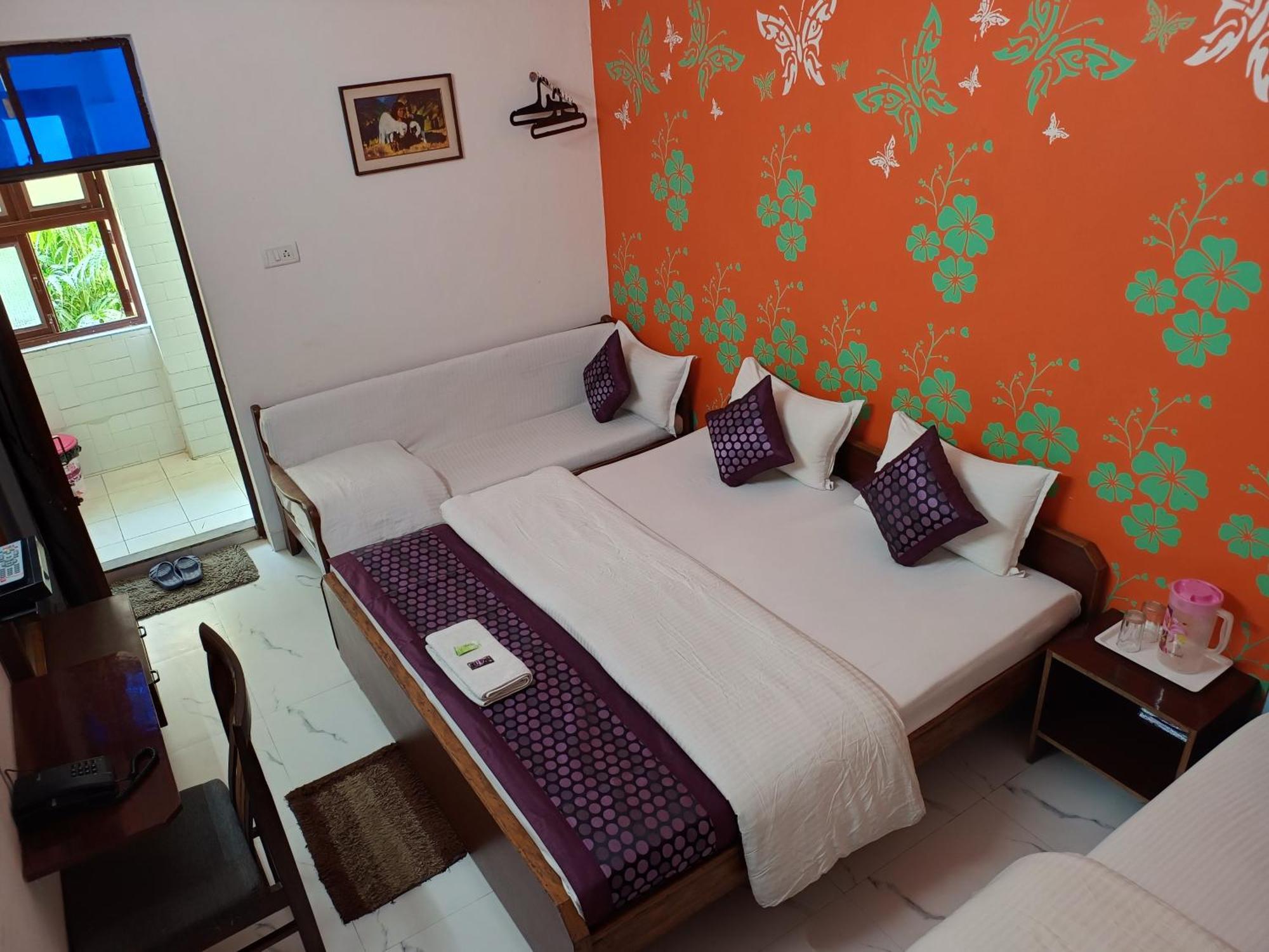 Hotel Majors Den Нью-Дели Экстерьер фото