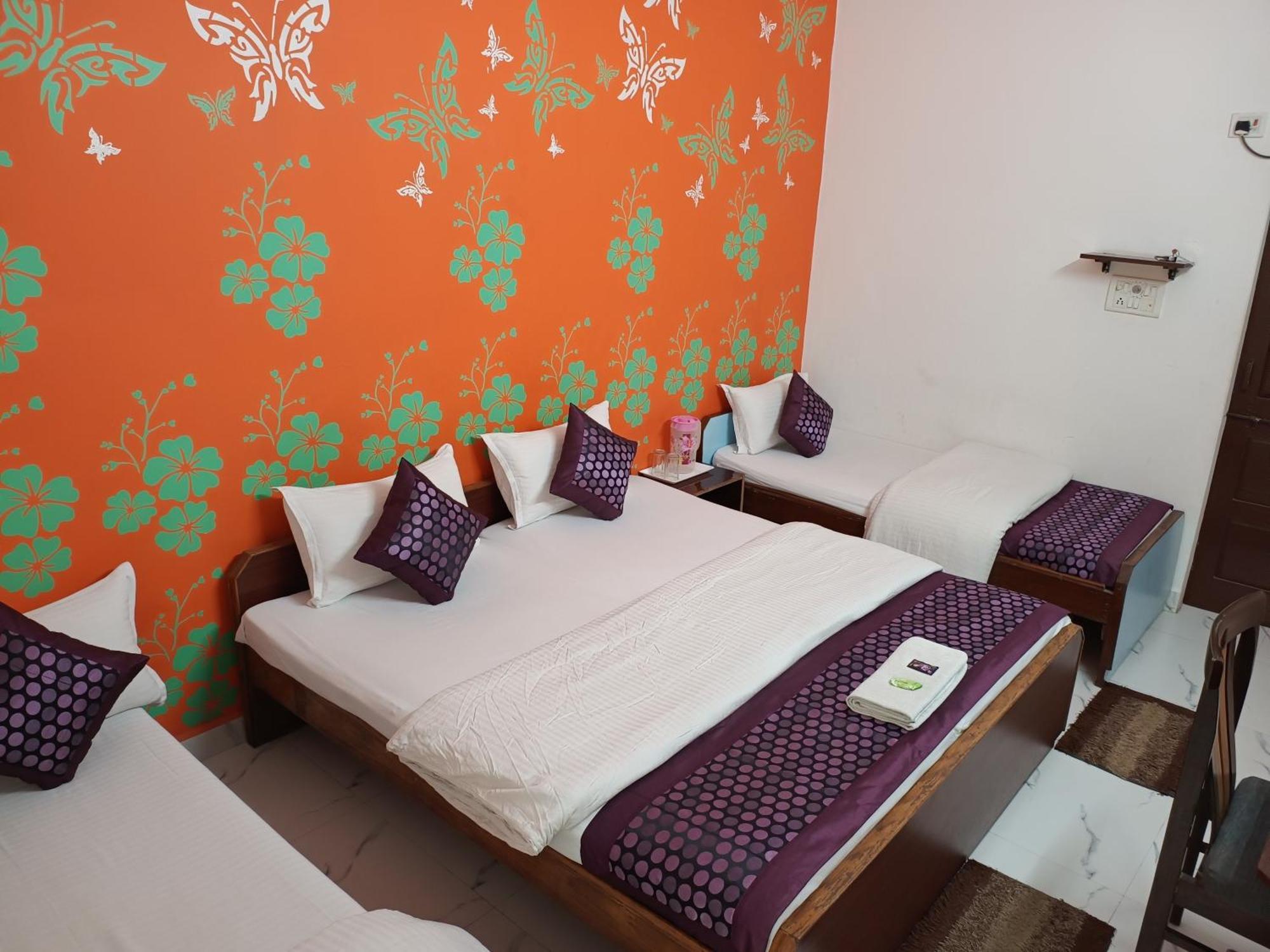 Hotel Majors Den Нью-Дели Экстерьер фото