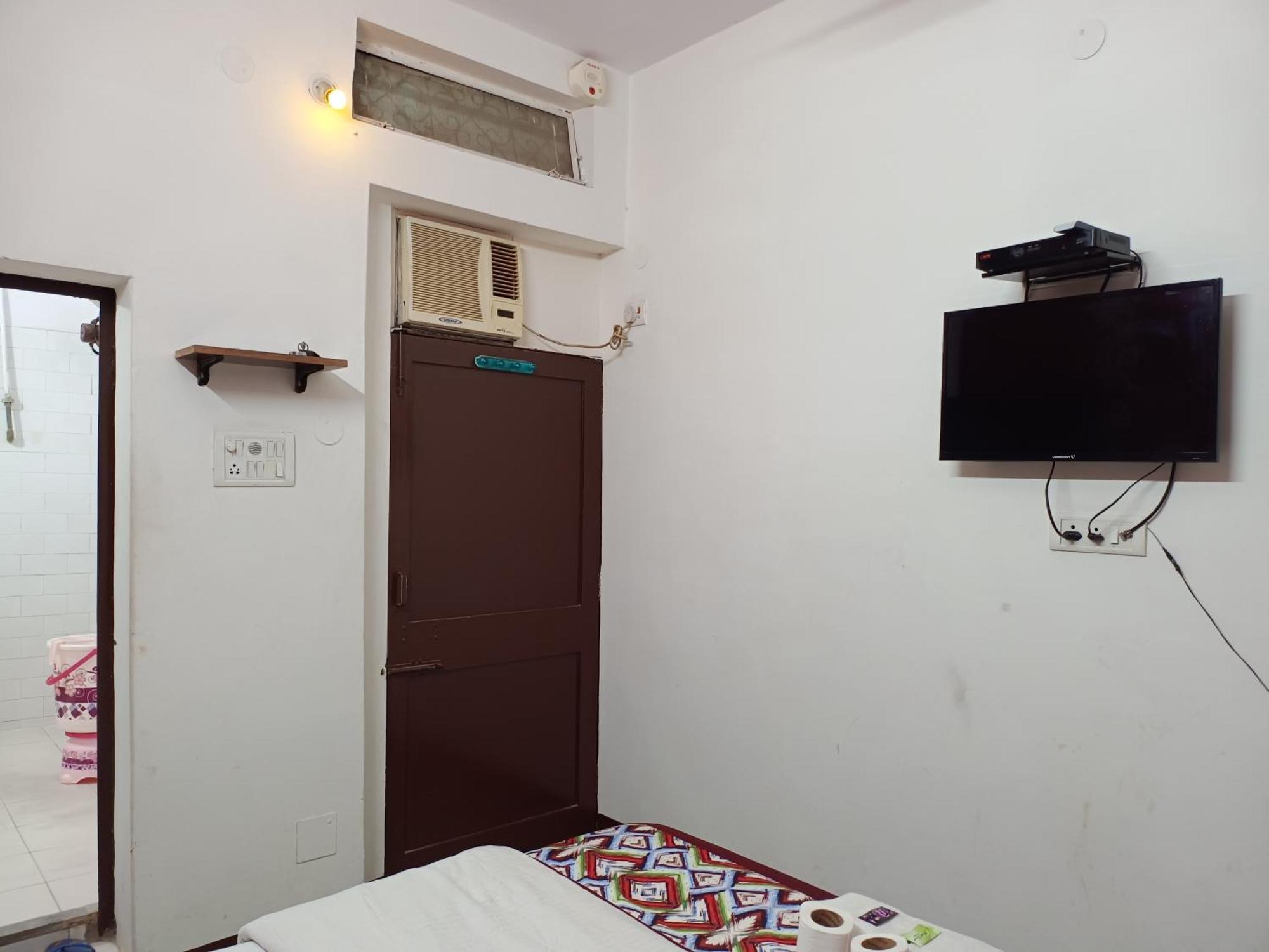 Hotel Majors Den Нью-Дели Экстерьер фото