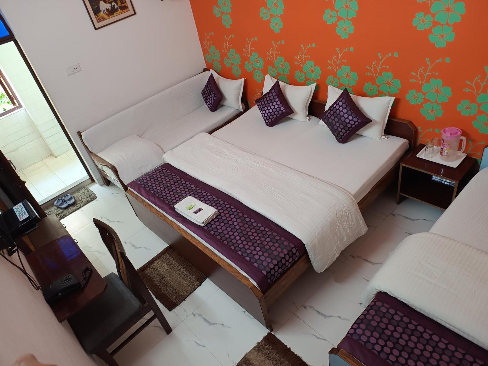 Hotel Majors Den Нью-Дели Экстерьер фото